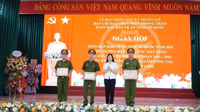 Đồng chí Trần Thị Phương Hoa - Thành ủy viên, Phó Chủ tịch Thường trực Ủy ban Mặt trận Tổ quốc Việt Nam thành phố Hà Nội trao khen tại Ngày hội ở xã Trung Giã