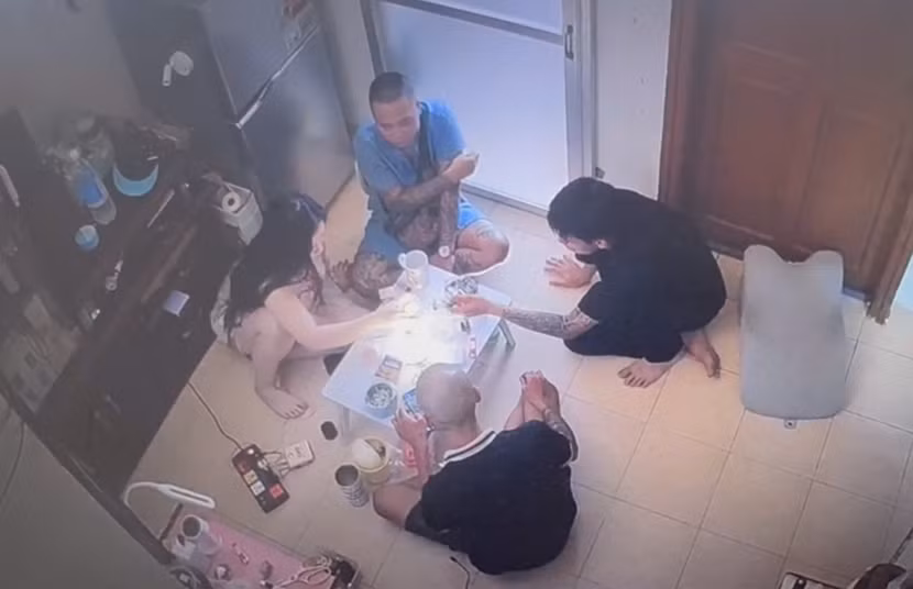 Nhóm đối tượng có cả Phạm Ngọc Long đang tổ chức sử dụng ma tuý (hình ảnh từ camera trong căn hộ chung cư).