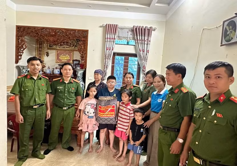 Đoàn công tác trao quà cho các cháu có hoàn cảnh khó khăn trên địa bàn xã