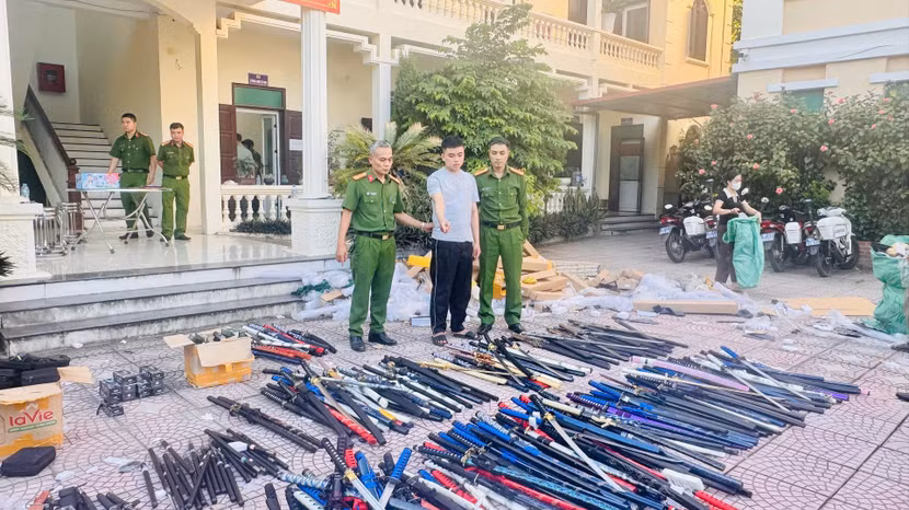 Đối tượng Ninh Văn Thanh và số vũ khí thô sơ, công cụ hỗ trợ bị lực lượng Công an thu giữ.