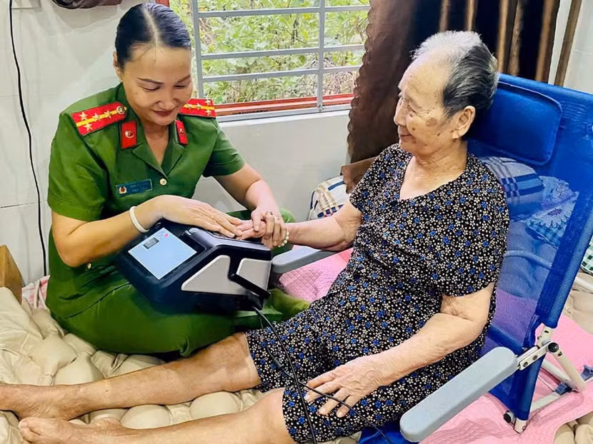 Những suất ăn nghĩa tình và hỗ trợ người yếu thế thực hiện thủ tục hành chính chủ động.