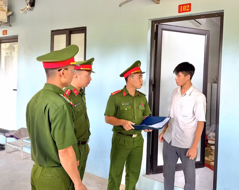 Công an xã Hạ Bằng kiểm tra việc đăng ký tạm trú các cơ sở nhà trọ trên địa bàn thôn Kim Bông 2, xã Hạ Bằng