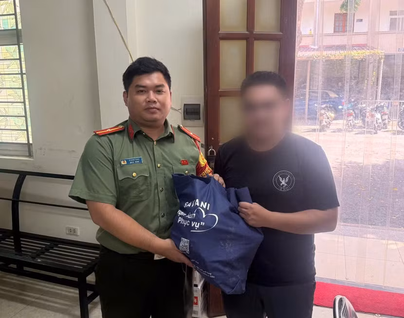Cán bộ chiến sỹ Công an phường trao trả lại tài sản cho người dân đánh rơi
