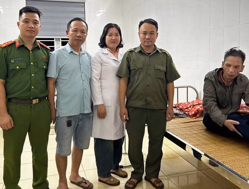 Gia đình đến Trạm y tế đón người thân bị nạn.