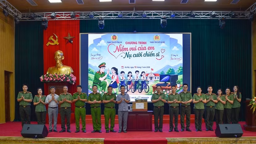 Đoàn công tác trao tặng máy vi tính cho Công an xã Thanh Oai