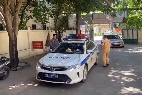 Cảnh sát giao thông Hà Nội hỗ trợ người thợ xây bị thương mắt về quê an toàn