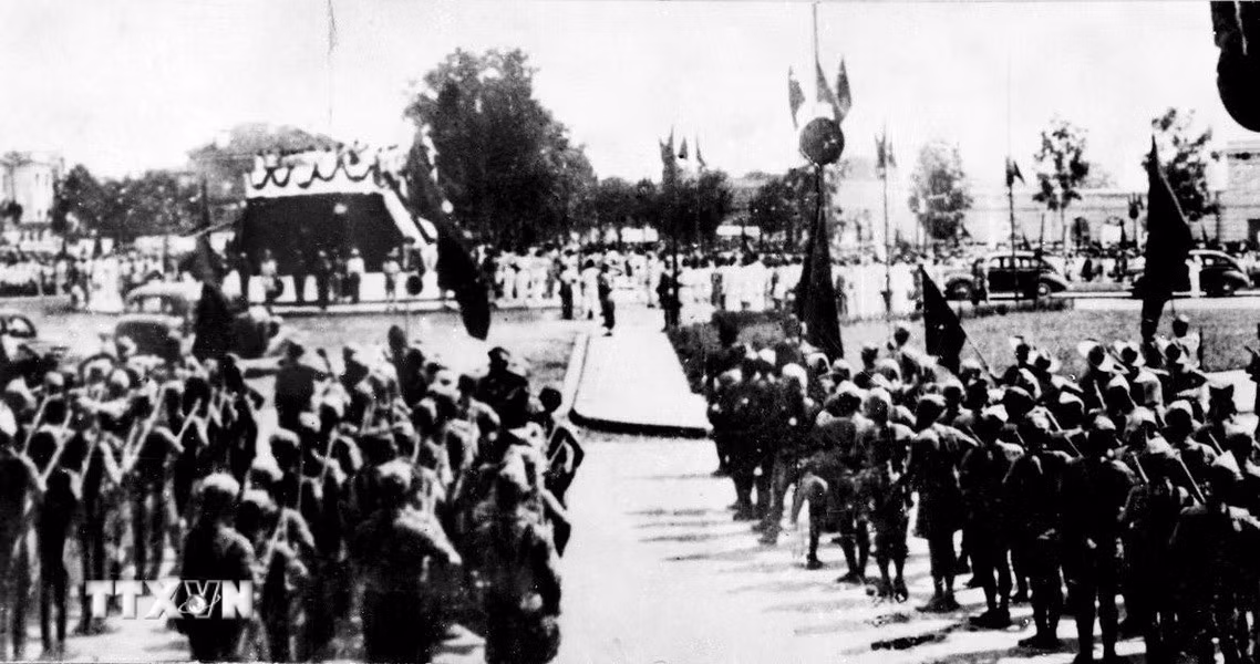 Đông đảo Nhân dân tập trung tại Quảng trường Ba Đình nghe Chủ tịch Hồ Chí Minh đọc Tuyên ngôn Độc lập ngày 2/9/1945. Ảnh: TTXVN