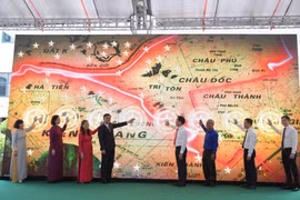 Trưng bày chuyên đề "Thời thanh xuân từ đường Trường Sơn đến đường 1C huyền thoại"