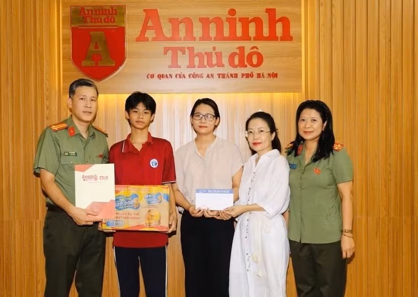 bao-an-ninh-thu-do-da-chung-tay-ho-tro-con-liet-si-cong-an-con-can-bo-chien-si-cong-an-mo-coi-co-hoan-canh-kho-khan-qua-nhung-khoan-tro-cap-hang-thang-tuy-khong-lon-nhung-duoc-duy-tri-deu-dan.jpg