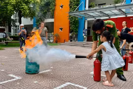 Từ phụ huynh đến các em nhỏ phường Kim Liên tham gia rèn kỹ năng xử trí khi có cháy