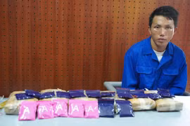 'Cõng' thuê 17 bánh ma tuý về Việt Nam với giá 10 triệu đồng