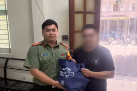 Trao trả tài sản cho người dân đánh rơi