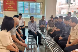 Thăm hỏi gia đình nạn nhân vụ cháy ở Văn Cao
