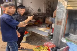 Bắt tạm giam 2 đối tượng lừa đảo bằng phương thức dán đè mã quét QR