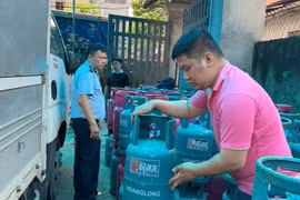 Chuyển cơ quan điều tra đường dây san chiết, phân phối gas giả quy mô lớn tại Hà Nội