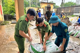 Công an xã Tây Phương dốc sức giữ đê, ngăn nước tràn vào khu dân cư