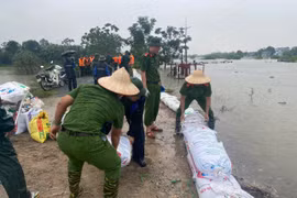 Lực lượng Công an cơ sở 'căng sức' đắp đê, ngăn ngập úng