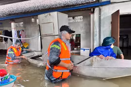 Công an Hà Nội hỗ trợ nhân dân ứng phó tình trạng ngập úng