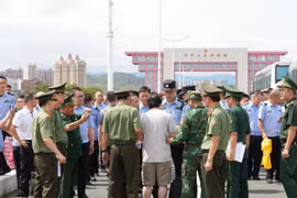 Bàn giao 30 đối tượng người nước ngoài hoạt động lừa đảo cho Công an Trung Quốc 