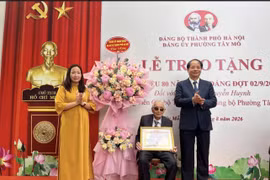 Trao Huy hiệu 80 năm tuổi Đảng cho đảng viên lão thành Nguyễn Huynh