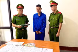 Nam tài xế đặt mua nhiều giấy tờ giả để hành nghề lái xe