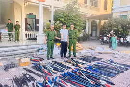 Khởi tố đối tượng kinh doanh vũ khí thô sơ, công cụ hỗ trợ trái phép