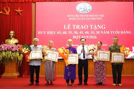 Xã Tây Phương trao tặng Huy hiệu Đảng cho 106 đảng viên