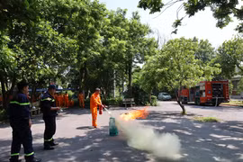 Huấn luyện nghiệp vụ phòng cháy, chữa cháy cho nhân viên công ty Điện lực Ứng Hòa
