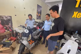 Phát hiện cơ sở kinh doanh xe đạp điện có dấu hiệu 'độ' thành xe máy điện