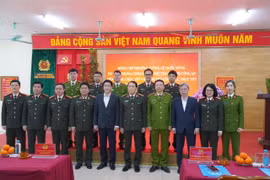 Thứ trưởng Lê Quốc Hùng kiểm tra công tác bảo đảm an ninh trật tự dịp Tết Nguyên đán Bính Ngọ tại Công an phường Thanh Xuân