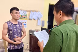 Hai nhân viên quán karaoke chốt cửa sử dụng ma tuý