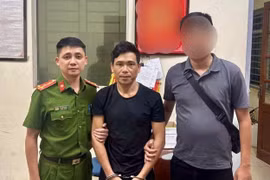 Vận động đối tượng truy nã ra đầu thú