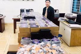Bóc gỡ đường dây tiêu thụ hàng nghìn điện thoại Samsung giả