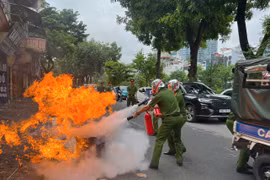 Phường Láng diễn tập xử lý tình huống cháy, cứu 3 người mắc kẹt