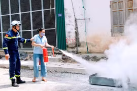 Huấn luyện nghiệp vụ phòng cháy chữa cháy cho hơn 100 công nhân ngành may xuất khẩu