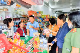 Kiểm tra các cơ sở sản xuất, kinh doanh thực phẩm trên địa bàn xã Tây Phương