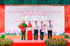 Nhân dân và cán bộ phường Dương Nội nhận bằng khen của Bộ trưởng Bộ Công an và Chủ tịch UBND TP Hà Nội