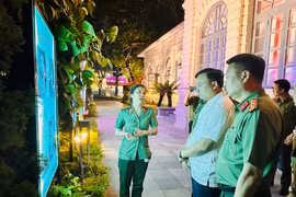 Đại tá Nguyễn Tiến Đạt, Phó Giám đốc CATP kiểm tra phần thuyết minh và các tư liệu về vụ án