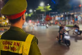 Công an Thủ đô trắng đêm hòa chung không khí vui tươi, phấn khởi của người hâm mộ