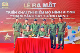 Đại diện các đơn vị ký kết biên bản bàn giao hệ thống Kiosk