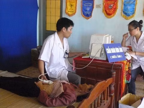Cụ Trần Thị Sấn đang được bác sĩ siêu âm chẩn đoán hình ảnh.