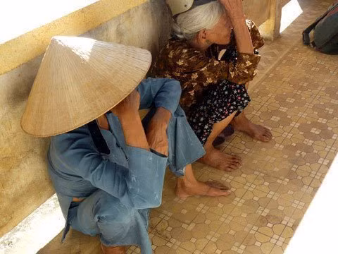 Biết tin có đoàn bác sĩ Hà Nội đến khám miễn phí, cụ Dương Thị Nhương đã lọ mọ đến trung tâm y tế xã từ 5h sáng.