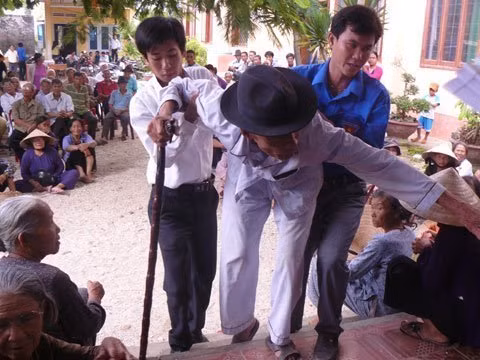Còn nhiều cụ dù ốm yếu vẫn phải tự mình đi