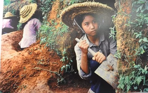 Cảnh trẻ em thời chiến đào hầm ảnh 2
