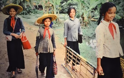 Cảnh trẻ em thời chiến đào hầm ảnh 12