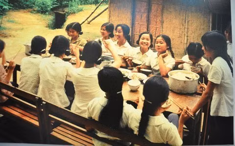 Cảnh trẻ em thời chiến đào hầm ảnh 8