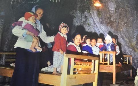 Cảnh trẻ em thời chiến đào hầm ảnh 3