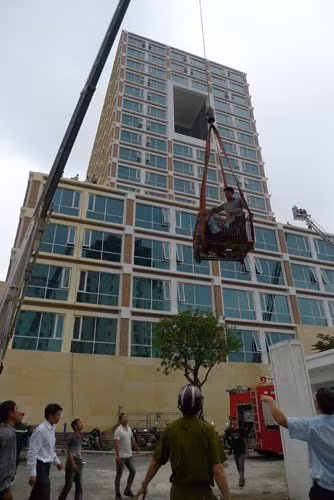 Mặc dù đã thoát thân sau đám cháy tại tòa nhà 18 tầng của Tổng cục Hải quan (Trần Thái Tông – Cầu Giấy, Hà Nội), nhiều người vẫn chưa hết run khi nhớ lại những pha “liều lĩnh” đã qua.