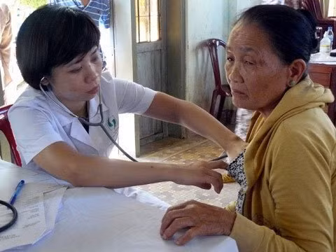 Các y, bác sĩ tiến hành khám chữa bệnh, và phát thuốc cho người dân.