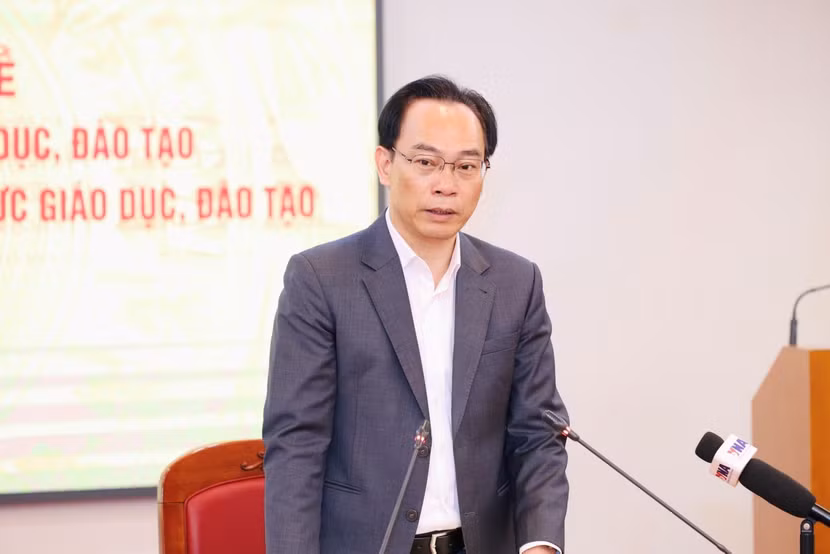 Theo Bộ trưởng Bộ GD-ĐT Hoàng Minh Sơn, chưa đủ trường, đủ lớp, chưa có đủ chỗ học tốt, học sinh phải cạnh tranh kéo theo áp lực thi cử, học thêm, dạy thêm và nguy cơ phát sinh tiêu cực.